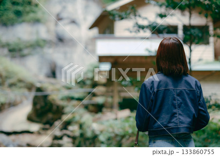 自然の中でひと休みする女性 133860755