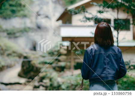自然の中でひと休みする女性 133860756