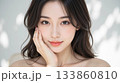 綺麗な女性のビューティーイメージ 133860810