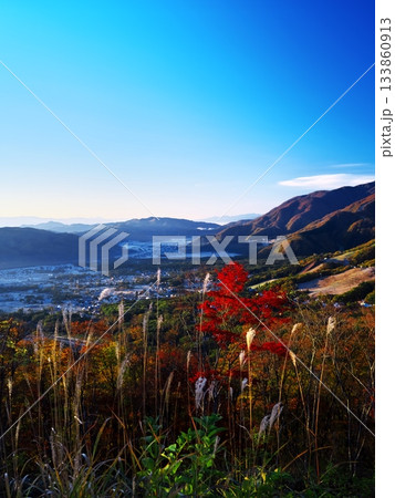 黎明の白馬村を白馬岩岳マウンテンリゾートのチャバティ白馬付近から望む 133860913