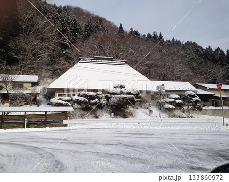 雪降る美山かやぶきの里 133860972