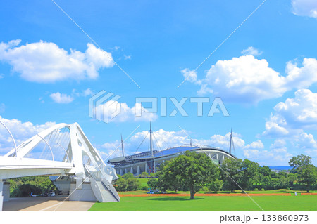 愛知県豊田市、豊田大橋と豊田スタジアムの風景 133860973