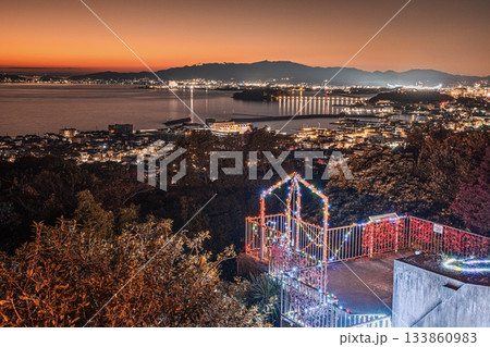 蒲郡市、ラバーズヒルから眺める蒲郡市街の夕景 133860983