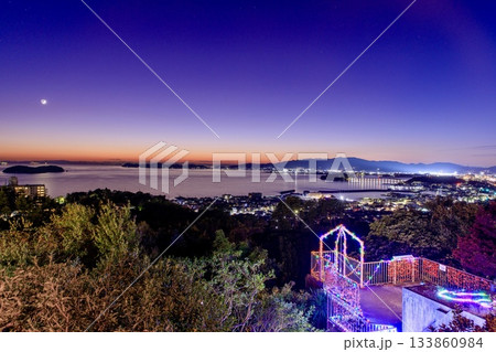 蒲郡市、ラバーズヒルから眺める蒲郡市街の夕景 133860984