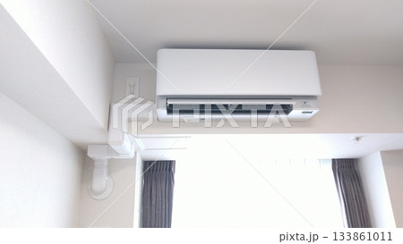 集合住宅に設置された新品エアコンの室内機 133861011