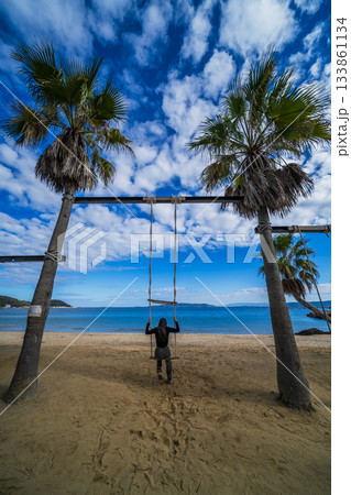 海辺のブランコを満喫する 133861134