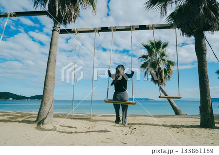 海辺のブランコを満喫する 133861189
