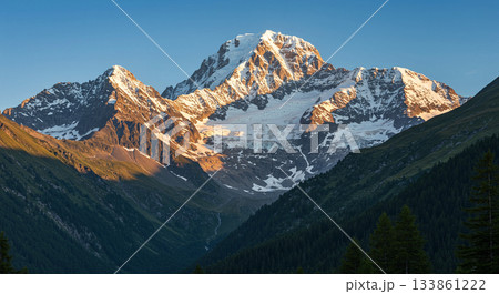 遥かに望む雄大な山脈の眺望 遥かに望む雄大な山脈の眺望 133861222