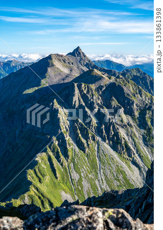 北穂高岳の山頂(南峰)から見る槍ヶ岳と大キレット 北アルプスの北穂高岳登山 北穂高岳の山頂(南峰)から見る槍ヶ岳と大キレット 北アルプスの北穂高岳登山 133861398