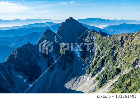 北穂分岐から見る前穂高岳と北尾根　北アルプスの北穂高岳登山 133861403
