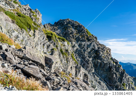 南陵テラスから見上げる北穂高岳の山頂　北アルプスの北穂高岳登山 133861405