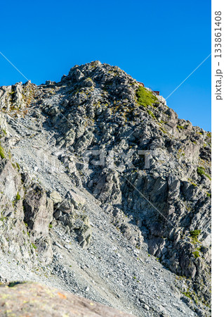 南陵テラスから見上げる北穂高岳の山頂　北アルプスの北穂高岳登山 133861408