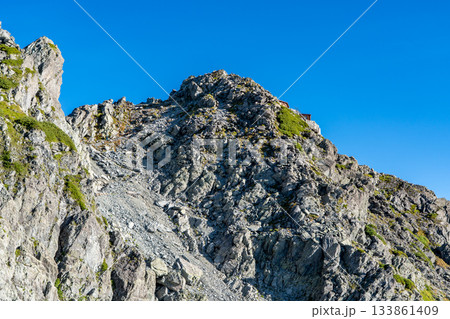南陵テラスから見上げる北穂高岳の山頂　北アルプスの北穂高岳登山 133861409