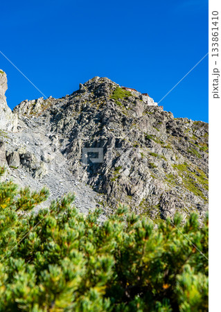 南陵テラスから見上げる北穂高岳の北穂高小屋 北アルプスの北穂高岳登山 南陵テラスから見上げる北穂高岳の北穂高小屋 北アルプスの北穂高岳登山 133861410