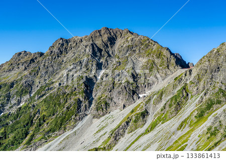 北穂高岳の南陵登山道から見上げる奥穂高岳 北アルプスの北穂高岳登山 北穂高岳の南陵登山道から見上げる奥穂高岳 北アルプスの北穂高岳登山 133861413