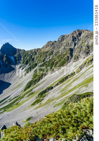 北穂高岳の南陵登山道から見上げる奥穂高岳と前穂高岳　北アルプスの北穂高岳登山 133861416