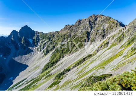 北穂高岳の南陵登山道から見上げる奥穂高岳と前穂高岳　北アルプスの北穂高岳登山 133861417