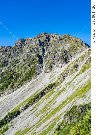 北穂高岳の南陵登山道から見上げる奥穂高岳　北アルプスの北穂高岳登山 133861426
