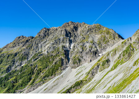 北穂高岳の南陵登山道から見上げる奥穂高岳 北アルプスの北穂高岳登山 北穂高岳の南陵登山道から見上げる奥穂高岳 北アルプスの北穂高岳登山 133861427