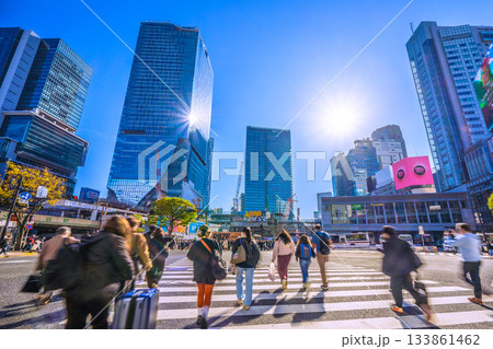 日本の東京都市景観 師走。6棟が林立する渋谷…インバウンドは今も続く。新年に希望の光を… 133861462