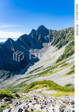 北穂高岳の南陵登山道から見上げる前穂高岳と涸沢カール 北アルプスの北穂高岳登山 北穂高岳の南陵登山道から見上げる前穂高岳と涸沢カール 北アルプスの北穂高岳登山 133861566