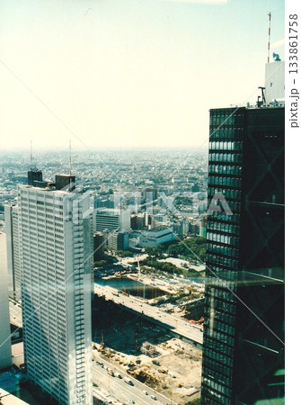 1980年代再開発途中の新宿副都心から都庁建設現場 133861758