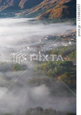 秋のどんぐりパノラマ展望台から雲海に沈む白馬村を望む 133862057