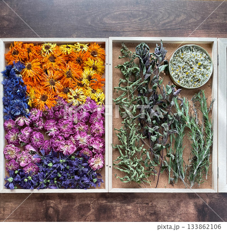 ティンクチャー・ドライハーブの葉っぱとお花がいっぱい ティンクチャー・ドライハーブの葉っぱとお花がいっぱい 133862106