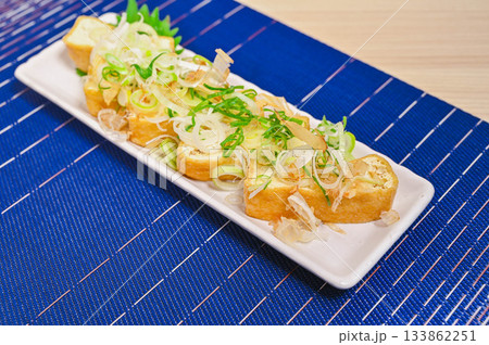 ねぎとかつお節をトッピングした栃尾揚げ ねぎとかつお節をトッピングした栃尾揚げ 133862251