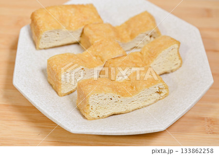 カットした栃尾揚げ 133862258