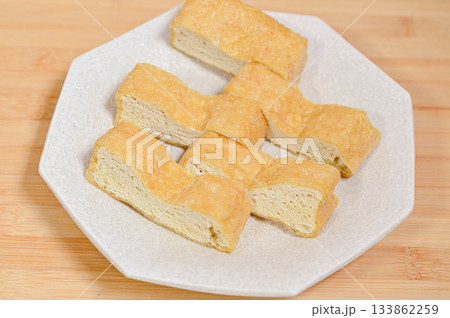 カットした栃尾揚げ カットした栃尾揚げ 133862259