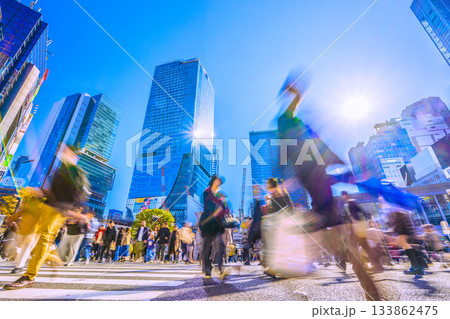 日本の東京都市景観 師走。6棟が林立する渋谷…インバウンドは今も続く。新年に希望の光を… 133862475