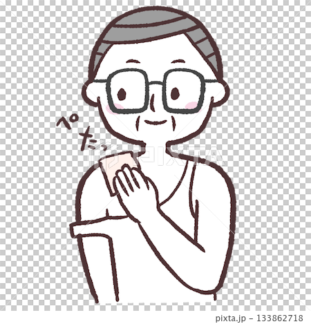 圖：一位老年男子正在用敷布敷在肩膀上 133862718