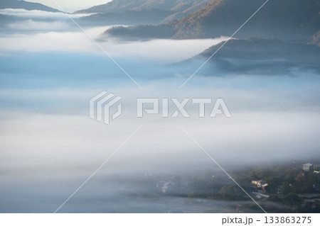 秋のどんぐりパノラマ展望台から雲海に沈む白馬村を望む 133863275