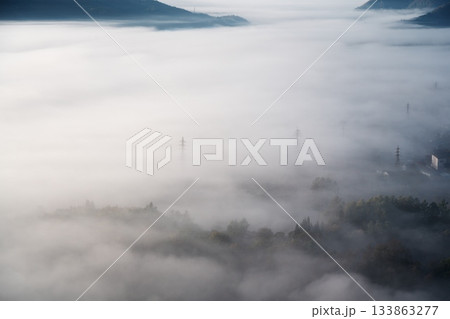 秋のどんぐりパノラマ展望台から雲海に沈む白馬村を望む 133863277