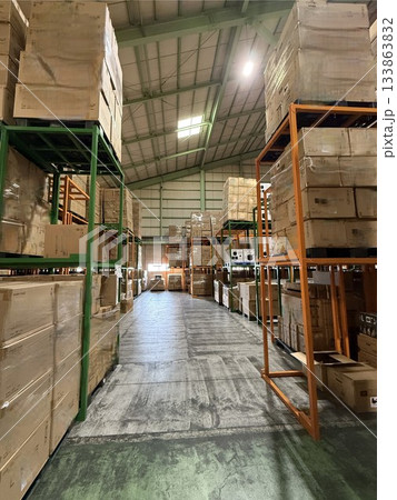 小売り店のバックヤードの倉庫 133863832