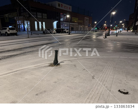 凍結した道路雪の積もった日の朝 133863834