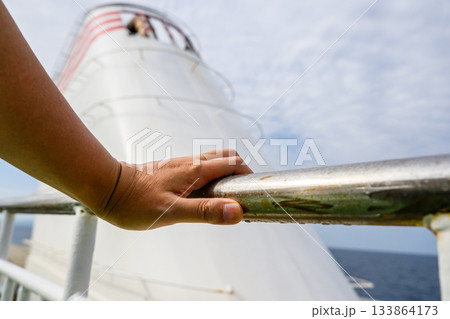 船の手すりを握る手 133864173