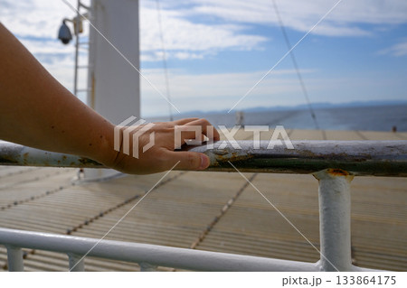 手と手すり、海上の船 133864175