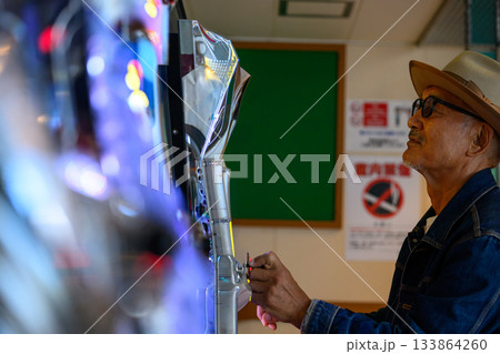 スロットを回す男性 スロットを回す男性 133864260