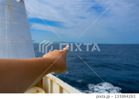 指差す手と水平線 133864263