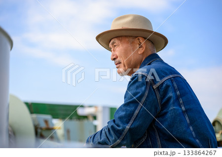 船上の年配男性 133864267