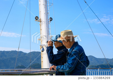 フェリーに乗って隠岐の島へ。双眼鏡で海と景 133864269