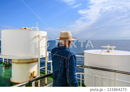 船上から海を見る男性 133864273
