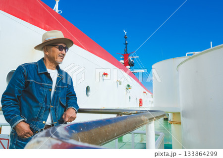 晴天のフェリーデッキで景色を眺める中高年男 133864299