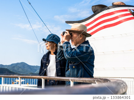 フェリーで景色を眺めるシニア夫婦と船のファ 133864301