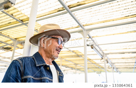 帽子とサングラスの男性 133864361