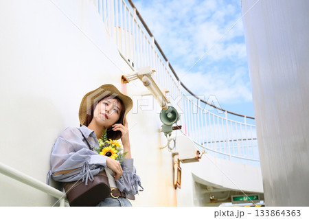 麦わら帽子と花を持つ女性 麦わら帽子と花を持つ女性 133864363