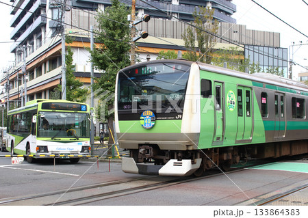 十条駅前を行くJR埼京線と国際興業バス赤50系統（十条道踏切） 133864383