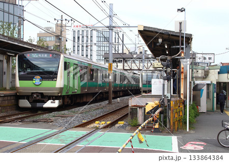 JR埼京線十条道踏切から望むJR十条駅南口（東京都北区） 133864384
